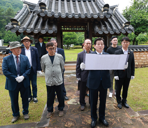 김신 완도군수가 민선 9기 완도군수로 공식 취임하며 ‘참여 자치 실현! 함께 여는 새로운 완도!’를 군정 슬로건으로 내걸고 군민 중심 행정을 선언했다. 취임식 후에는 장보고 사당을 찾아 완도의 새로운 도약을 다짐했다. /완도군