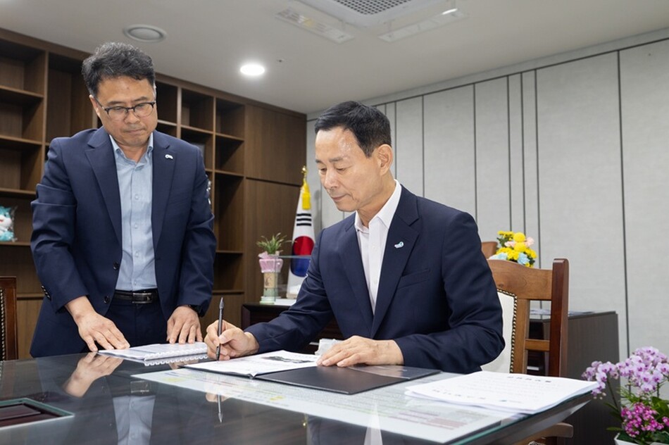 최정호 익산시장이 취임 후 1호 결재로 ‘현장소통의 날 운영계획‘에 서명하고 있다.