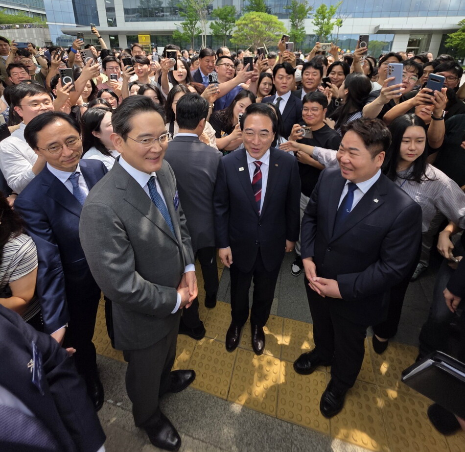 이재용 회장(왼쪽)이 2일 박수현 충남지사(가운데), 오세현 아산시장과 담소를 나누고 있다. 아산시