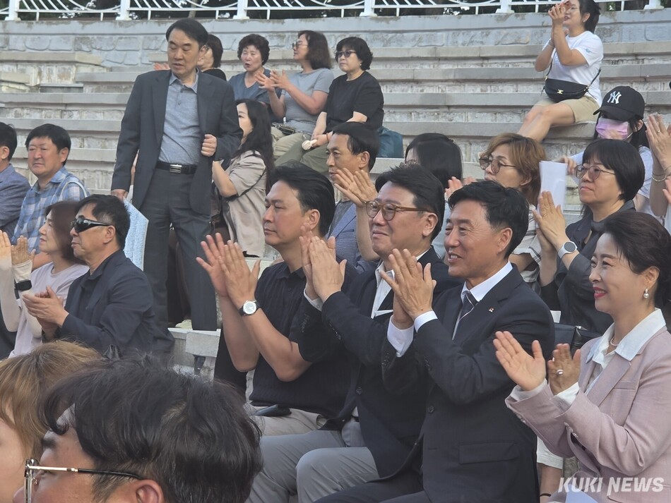 시민한마당 공연 관람하는 이정학 동해시장.