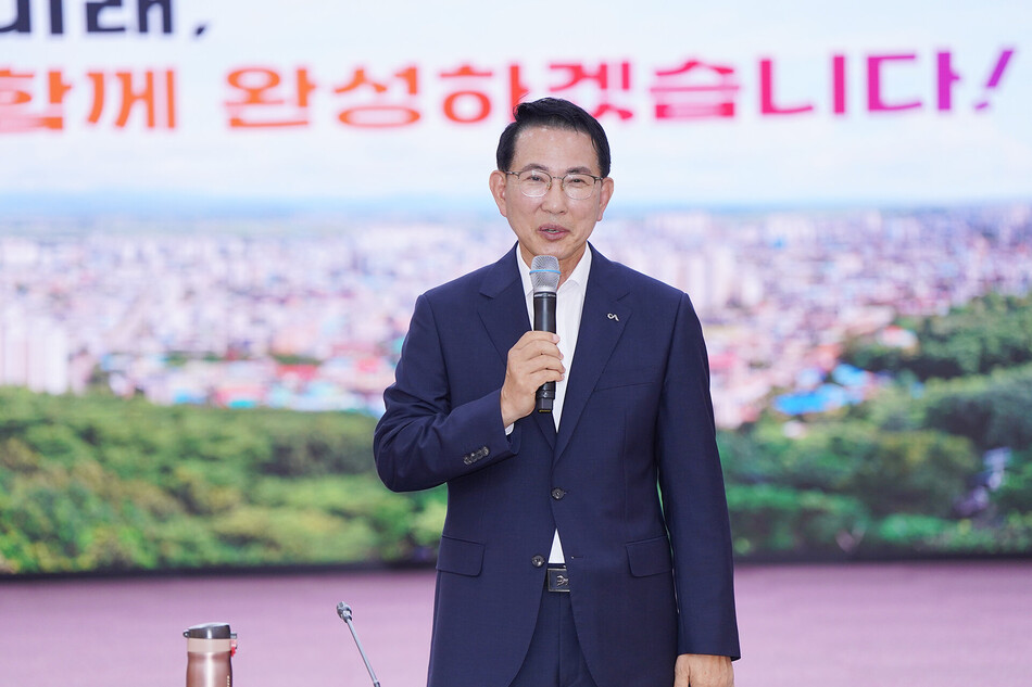 2일 언론과 간담회를 이어가는 이완섭 서산시장. 서산시