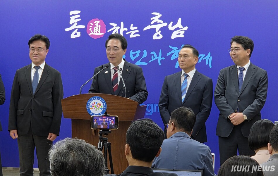 박수현 충남지사가 2일 도청 프레스센터에서 기자회견을 갖고 민선9기 충남도정을 보좌할 첫 정무부지사에 구본영 전 천안시장정(오른쪽 두번째), 정무수석에 맹정호 전 서산시장(맨 오른쪽), 정책수석에 최재용 전 지방시대위원(맨 왼쪽) 내정을 밝히고 있다. 사진=홍석원 기자