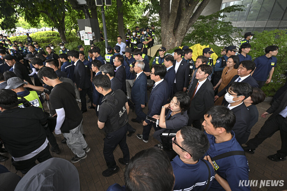 2일 서울 송파구 올림픽공원 핸드볼경기장에서 선거 관련 물품의 보관 상태 등을 점검한 국조특위 위원들이 현장을 나서고 있다.