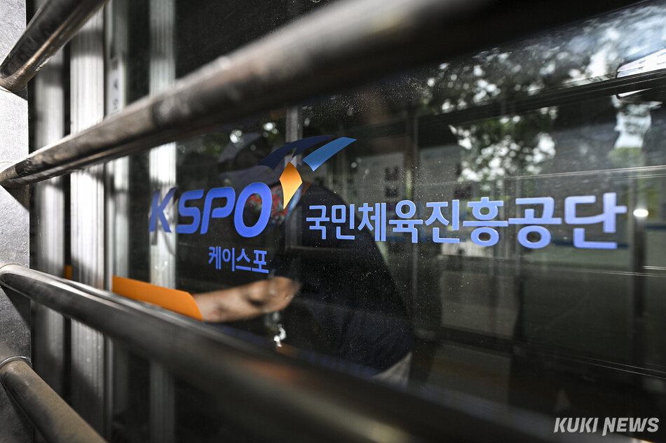 2일 서울 송파구 올림픽공원 핸드볼경기장에서 선거 관련 물품의 보관 상태 등을 점검한 국조특위 위원들이 현장을 나선 뒤 핸드볼경기장 관계자가 문을 닫고 있다.