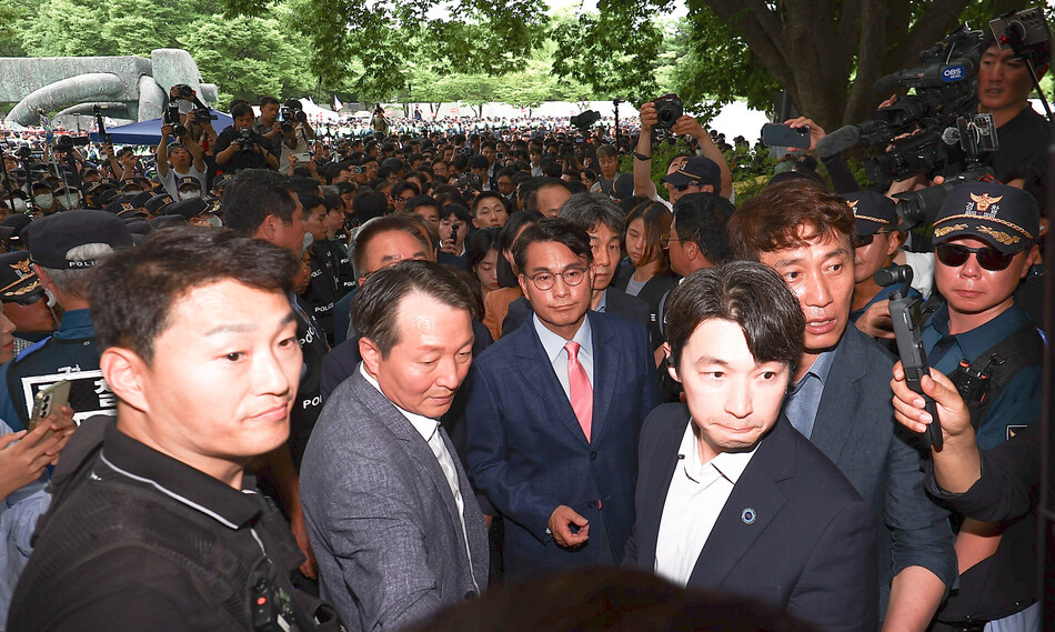 국회 ‘제9회 전국동시지방선거 투표용지 부족 사태 등 국민 참정권 침해 진상규명 및 선거관리 개혁을 위한 국정조사 특별위원회‘ 위원들이 2일 현장 조사를 위해 서울 송파구 올림픽공원 핸드볼경기장 개표소로 진입하고 있다. 연합뉴스