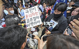 “손대지 마!” 시위 뚫고 27일 만에 열린 잠실 개표소…국조특위 현장 점검