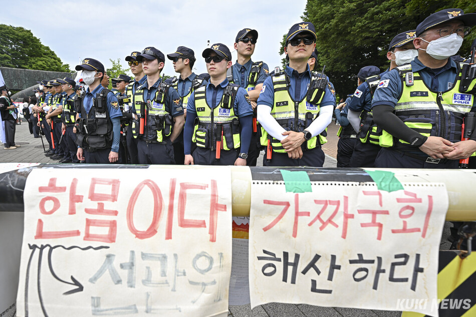 2일 서울 송파구 올림픽공원 핸드볼경기장 앞에서 경찰이 국조특위 현장조사를 앞두고 출입을 차단하고 있다. 남동균 인턴 기자