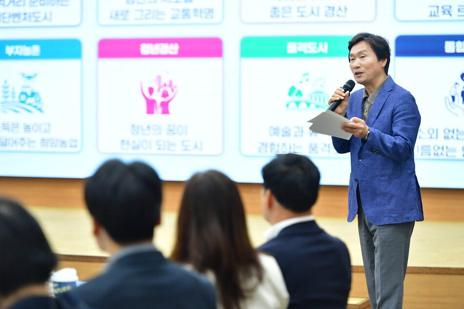 조현일 경산시장이 지난달 24일 경산시청 대회의실에서 열린 제11기 경산시 정책자문위원회 전체 회의에서 민선 9기 시정 운영 방향을 설명하고 있다. 경산시청 제공