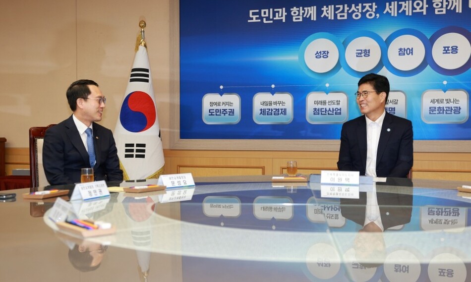 이원택 전북특별자치도지사가 2일 문성요 새만금개발청장과 만나 주요 현안을 논의하고 있다.