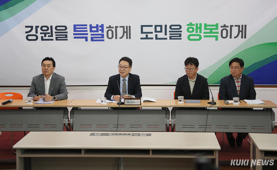 민선 9기 강원특별자치도지사직 인수위원회가 2일 도청 브리핑룸에서 향후 계획을 밝히고 있다.