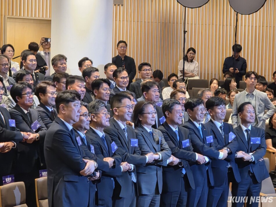 (왼쪽에서 4번째, 5번째)최창원 SK수펙스추구협의회 의장과 주병기 공정거래위원장이 2일 서울 중구 SKT타워에서 열린 ‘SK-1‧2‧3차 협력사 간 상생 협약’을 통해 손을 맞잡고 있다. 정우진 기자