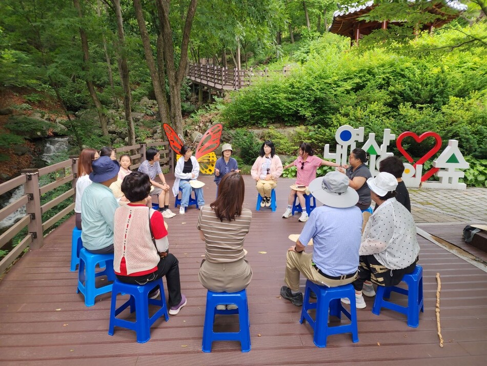 관광객들이 포항 내연산 ‘치유의숲‘에서 숲속힐링을 즐기고 있다. 경북도 제공.