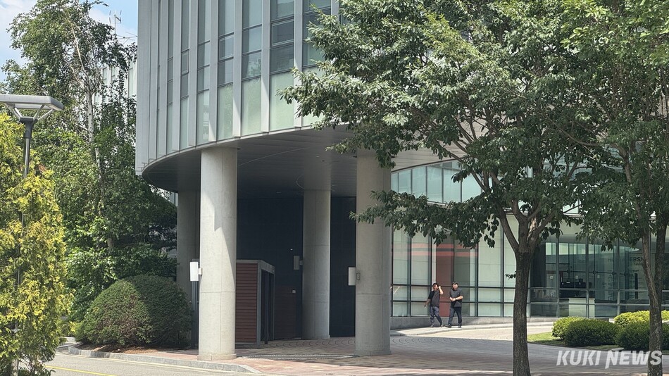 경기도 용인시 기흥구에 위치한 한 기업 연수원에서 직원들이 돌아다니고 있다. 김수지 기자