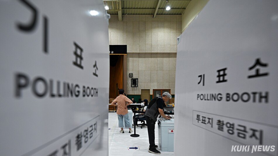 제9회 전국동시지방선거 본투표일인 지난달 3일 서울 동작구 본동초등학교 강당에 마련된 투표소에서 시민들이 소중한 한 표를 행사하고 있다. 남동균 기자