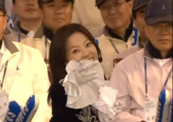최근 SNS에서 회자되고 있는 2006년 삼성신입사원하계수련대회 모습. 유튜브 ‘놀자키즈놀이터‘ 캡처