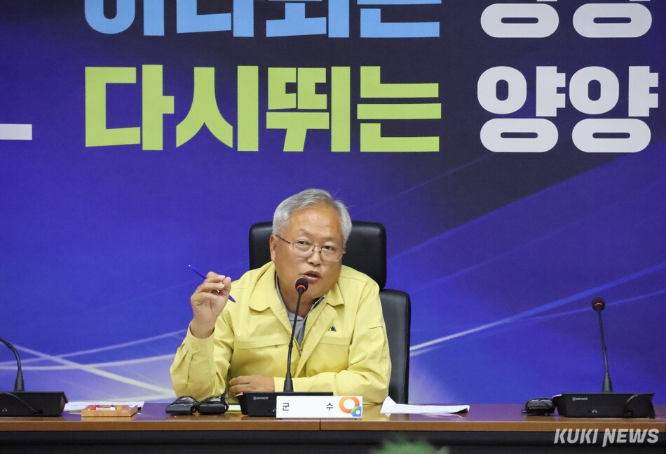 김정중 양양군수는 2일 양양군청 2층 소회의실에서 각 언론사 기자 20여명이 참석한 가운데 ‘제33회 양양군수 취임 기자회견’을 갖고, 새로운 양양을 실현하기 위한 군정 운영 5대 원칙을 제시했다. 전인수 기자