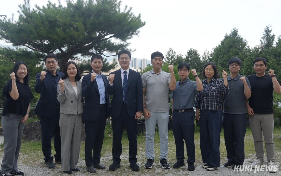 지난 1일 오후 민선 9기 원주시정 집행부와 원주시청 공무원노동조합 간부들이 간담회 전 기념촬영을 하고 있다. 원공노
