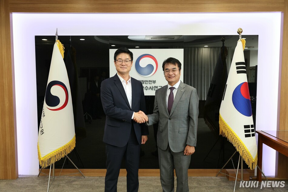 구자열(왼쪽) 원주시장과 이봉우 국립과학수사연구원장. 원주시