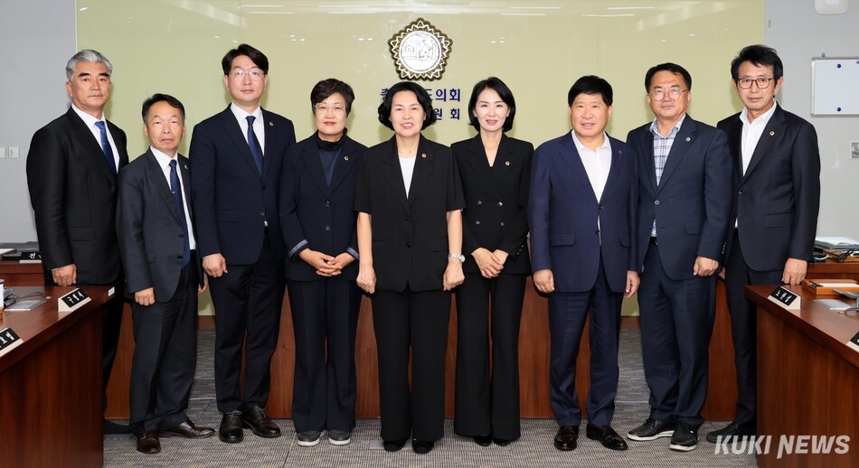 충남도의회 교육위원회가 2일 제13대 전반기 교육위원회 원구성을 마무리하고, 충남 미래교육 발전과 교육혁신을 위한 본격적인 의정활동에 돌입했다.