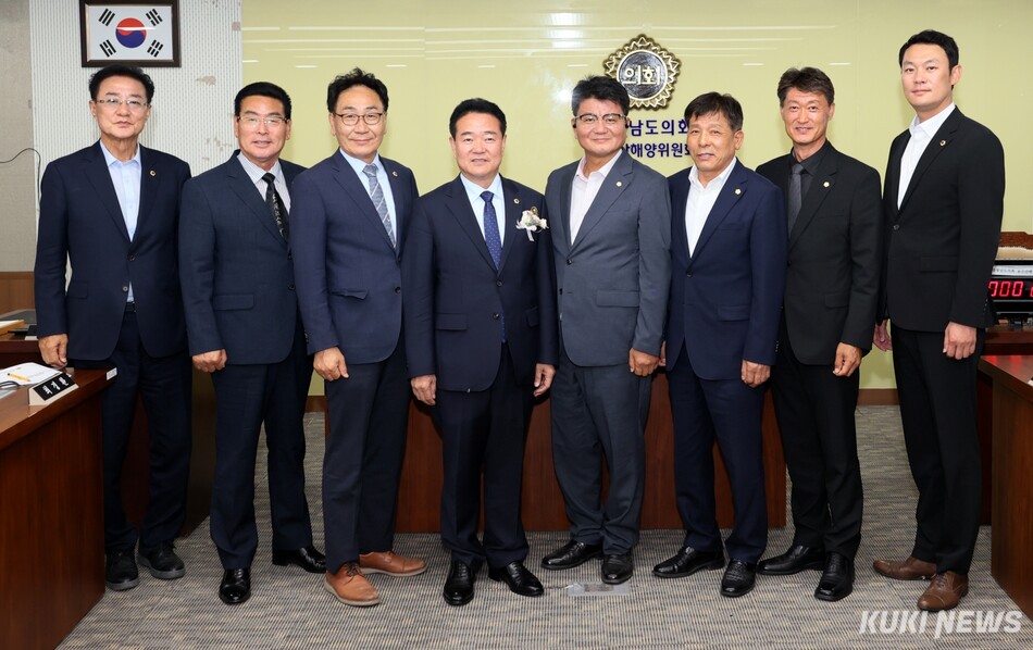 충남도의회 전반기 농수산해양위원회가 2일 원구성을 전격 마무리하고, 본격적인 의정활동에 돌입했다.