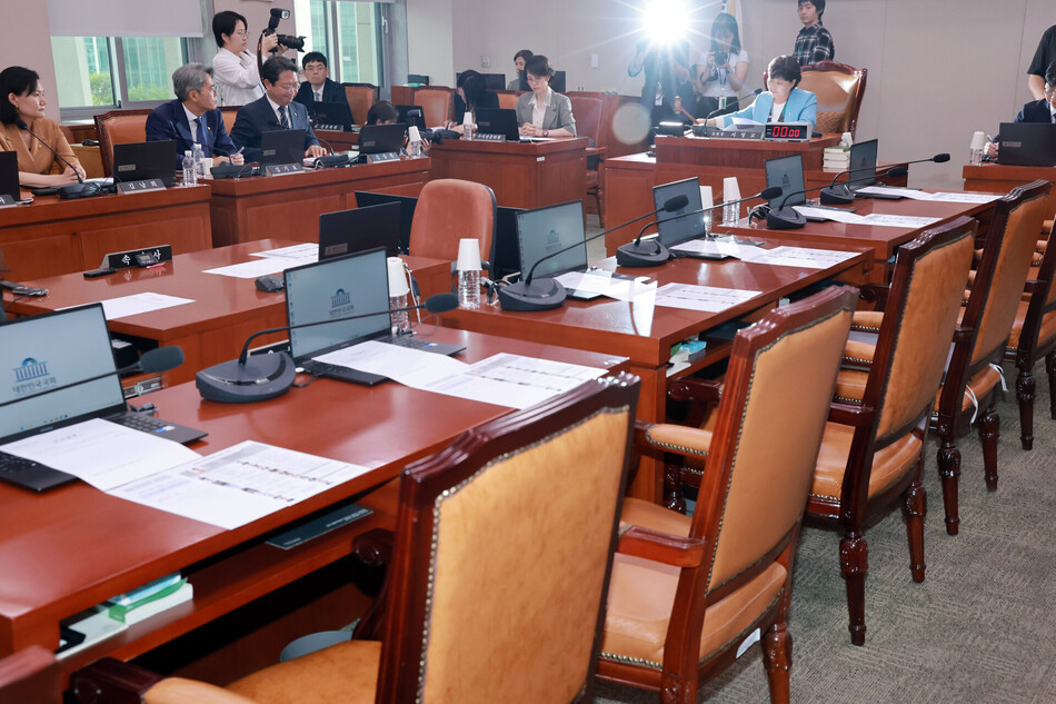 2일 국회에서 열린 법제사법위원회 제1차 전체회의에서 더불어민주당 소속인 서영교 법사위원장이 법안심사제1소위원회 구성의 건을 처리하고 있다. 국민의힘 소속 위원들은 이날 회의에 불참해 자리가 비어 있다. 연합뉴스