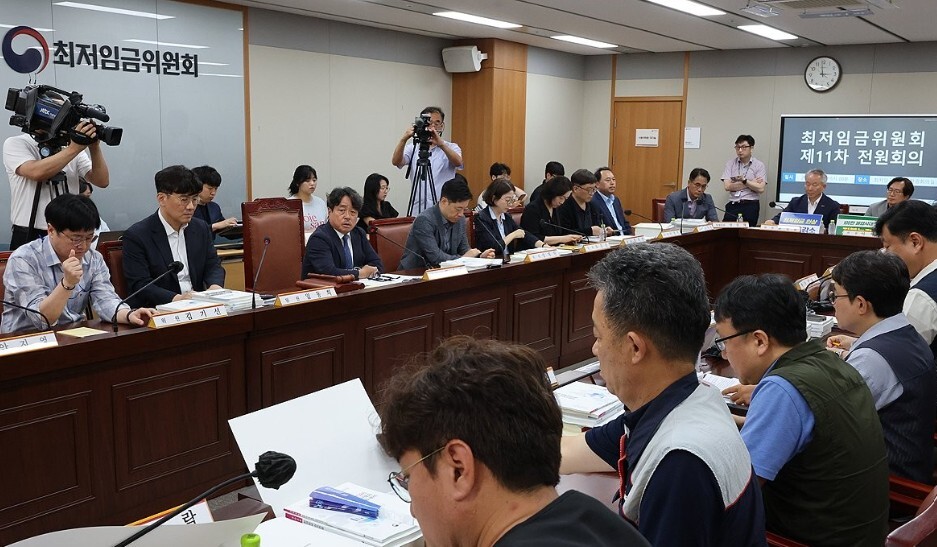 최저임금위원회 위원들이 2일 오후 세종시 정부세종청사에서 법정 심의기한(6월 29일)을 넘겨 제11차 전원회의를 하고 있다. 연합뉴스