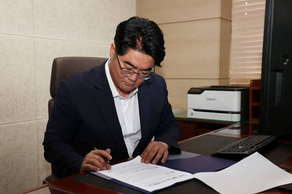 안재민 시장이 1호 결재로 ‘K-푸드 산업화 거점 조성 추진방침’에 서명하고 있다. 상주시 제공.