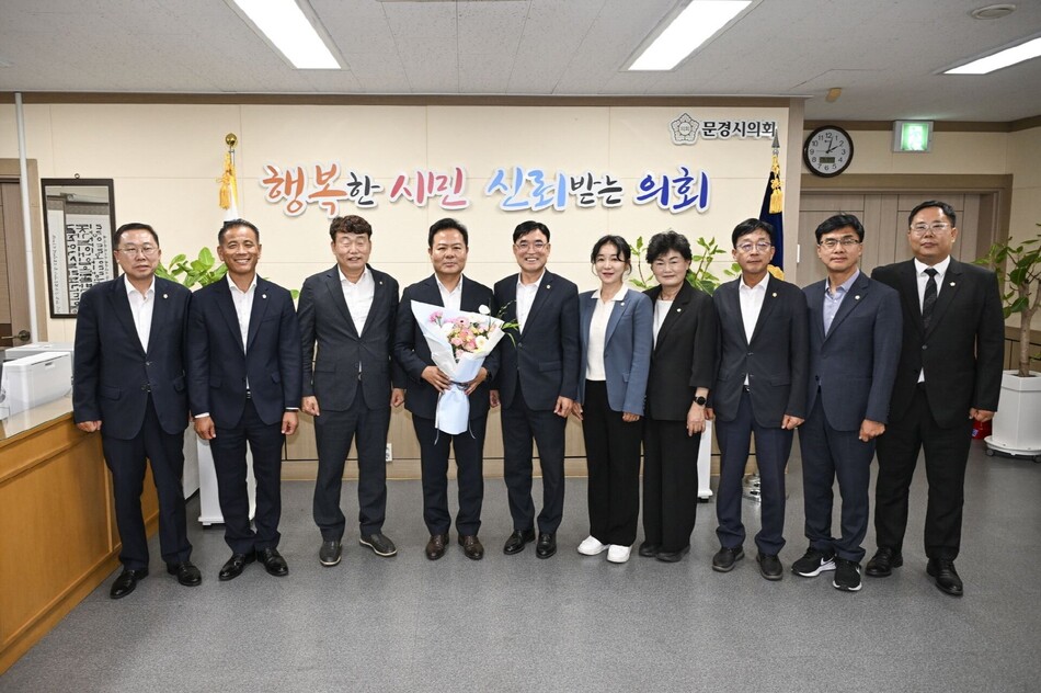김학홍 시장이 문경시의회 의원들과 만나 소통의 행보를 가졌다. 문경시 제공.