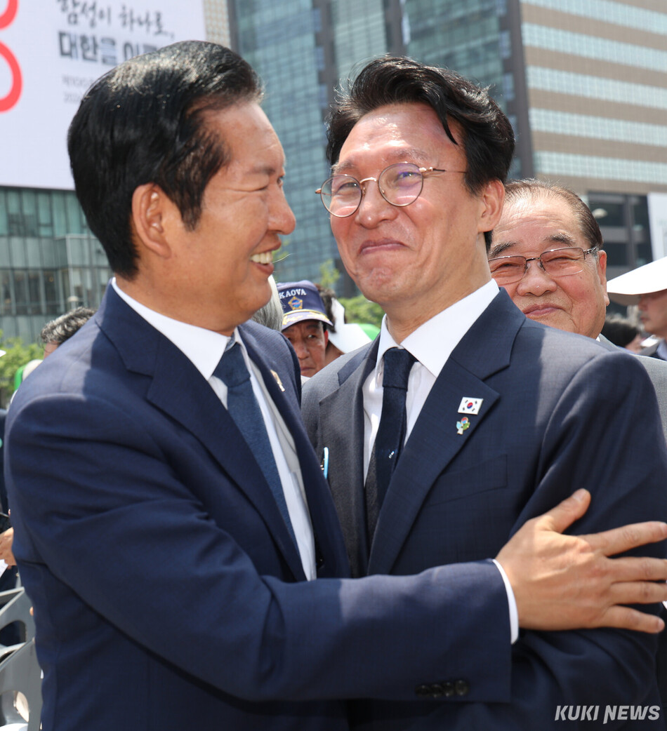 정청래 전 더불어민주당 대표(왼쪽)와 김민석 전 국무총리가 지난 6월10일 서울 종로구 광화문광장에서 열린 제100주년 6·10 만세운동 기념식에서 만나 인사하고 있다. 남동균 기자