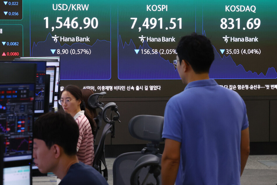 3일 서울 중구 하나은행 딜링룸 전경. 연합뉴스