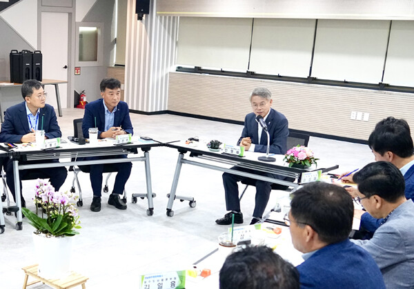 민형배 전남광주통합특별시장이 서남권 반도체 메가프로젝트 추진에 필요한 산업용수와 생활용수 공급체계를 직접 점검하며 안정적인 용수 확보에 자신감을 나타냈다. /전남광주통합특별시