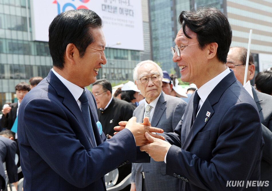 김민석 전 국무총리와 정청래 전 더불어민주당 대표가 지난달 10일 서울 종로구 광화문광장에서 열린 제100주년 6·10 만세운동 기념식에서 만나 인사하고 있다. 남동균 기자