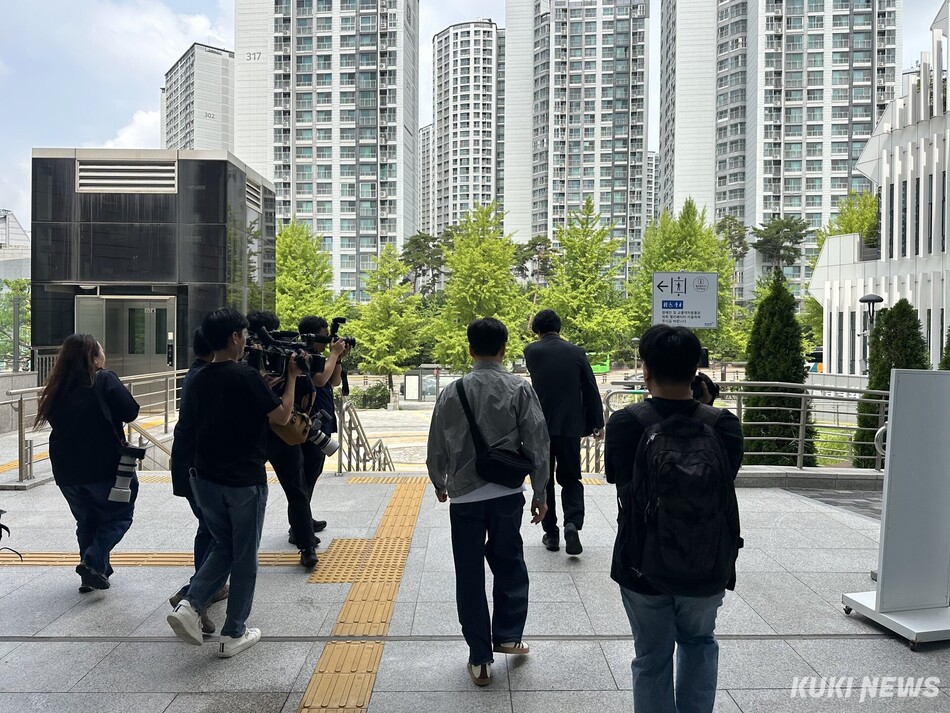 3일 오전 10시50분 취재진 질문에 답을 마친 김 회장이 올림픽회관을 떠나고 있다. 최희령 기자