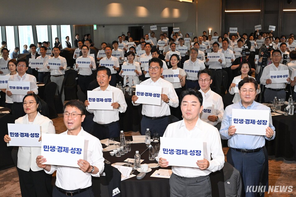 더불어민주당 의원들이 3일 서울 용산구 서울드래곤시티호텔에서 열린 후반기 국회 대비 국회의원 워크숍에서 구호를 외치고 있다.