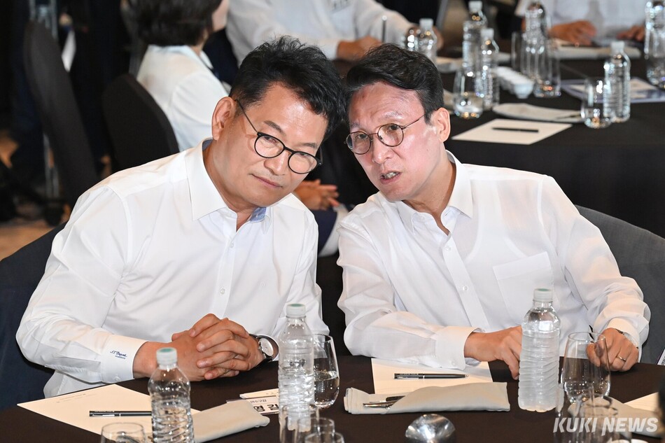 송영길 더불어민주당 전 대표와 김민석 전 국무총리가 3일 서울 용산구 서울드래곤시티호텔에서 열린 후반기 국회 대비 국회의원 워크숍에서 대화를 나누고 있다.
