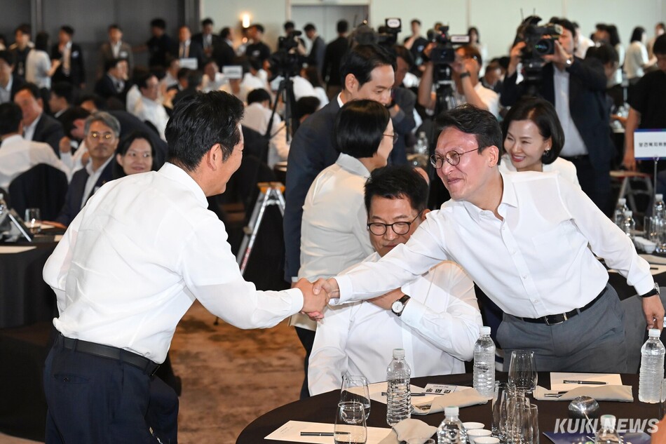 정청래 더불어민주당 전 대표와 송영길 더불어민주당 전 대표가 3일 서울 용산구 서울드래곤시티호텔에서 열린 후반기 국회 대비 국회의원 워크숍에서 인사하고 있다.