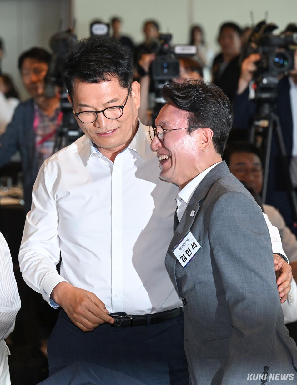 송영길 송영길 더불어민주당 전 대표와 김민석 전 국무총리가 3일 서울 용산구 서울드래곤시티호텔에서 열린 후반기 국회 대비 국회의원 워크숍에서 인사하고 있다.