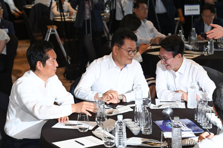 정청래 더불어민주당 전 대표(왼쪽부터)와 송영길 의원, 김민석 전 국무총리가 3일 서울 용산구 드래곤시티호텔에서 열린 후반기 국회 대비 국회의원 워크숍에 참석해 있다. 임은재 기자