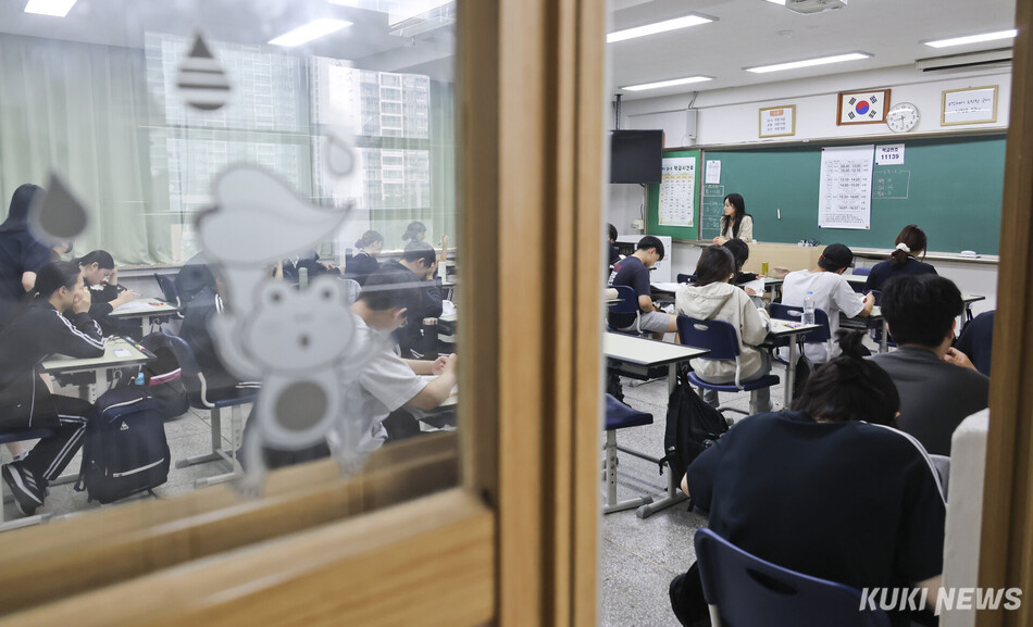 2027학년도 대학수학능력시험 6월 모의평가 시행일인 지난달 4일 오전 송파구 잠신고등학교에서 학생들이 시험 준비를 하고 있다. 사진은 기사와 관련 없음. 사진공동취재단