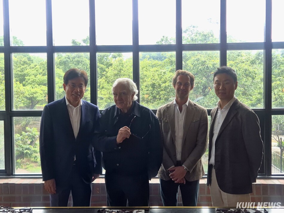 프리미엄 초콜릿 브랜드 ‘알랭 뒤카스 쇼콜라 파리’가 한국에 첫발을 내디뎠다. (왼쪽부터) 김의열 학산 대표, 알랭 뒤카스 셰프, 탐 르주르 알랭뒤카스 그룹 부사장, UCK 파트너스 김수민 대표. 이예솔 기자
