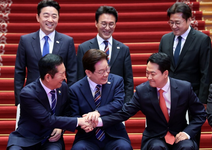이재명 대통령이 지난 4월7일 청와대에서 여야정 민생경제 협의체 회담에 앞서 기념촬영 중 더불어민주당 정청래 대표, 국민의힘 장동혁 대표와 손을 잡고 있다. 뒷줄은 왼쪽부터 강훈식 대통령비서실장, 김민석 국무총리, 홍익표 정무수석. 연합뉴스