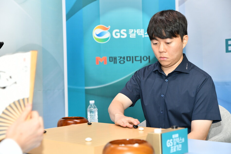한국 랭킹 3위 신민준 9단이 GS칼텍스배 통산 두 번째 정상에 올랐다. 신 9단은 결승 5번기에서 랭킹 2위 박정환 9단을 3-0으로 제압했다. 한국기원 제공