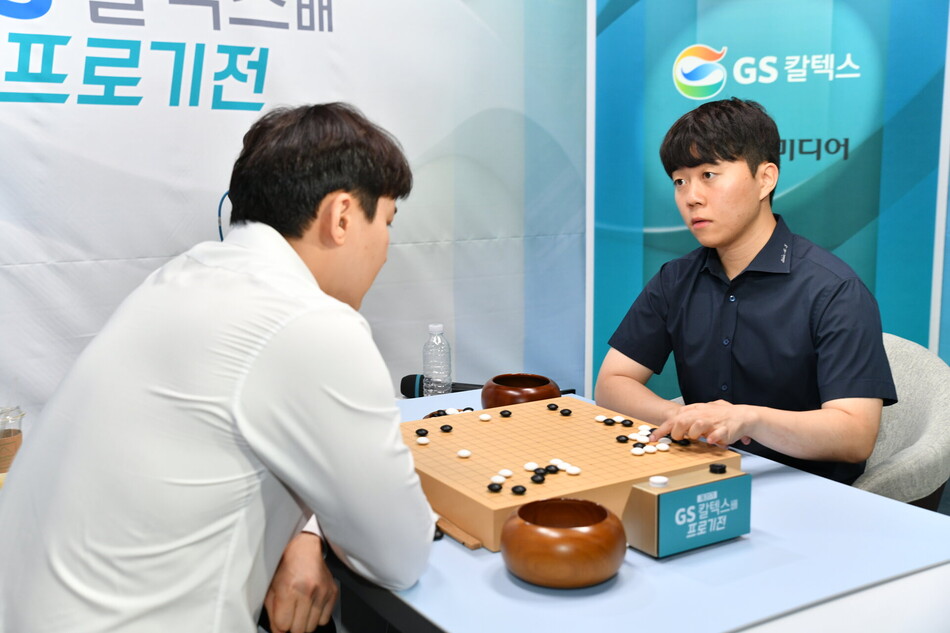 한국 랭킹 3위 신민준 9단이 GS칼텍스배 통산 두 번째 정상에 올랐다. 신 9단은 결승 5번기에서 랭킹 2위 박정환 9단을 3-0으로 제압했다. 한국기원 제공