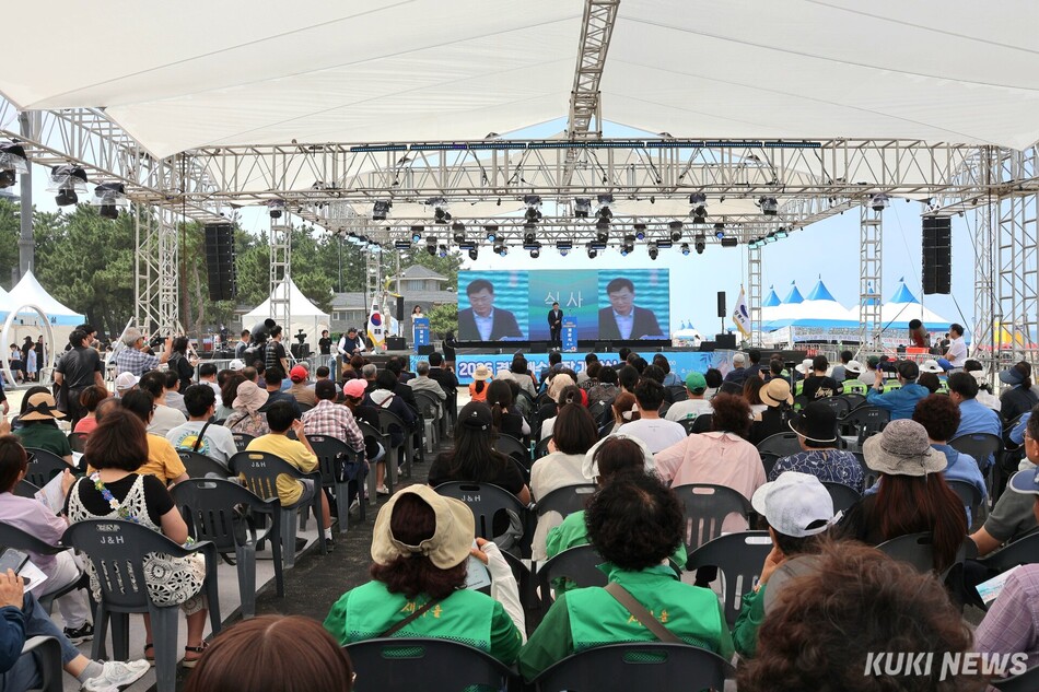 강릉시가 4일 오후 경포해수욕장 중앙광장에서 김중남 강릉시장을 비롯, 허병관 강릉시의장, 강릉시의원, 강릉경찰서장·강릉해양경찰서장·강릉소방서장, 지역 기관·단체장, 해수욕장 관계자, 시민·관광객 등 500여명이 참석한 가운데 ‘2026년 경포해수욕장 개장식’을 개최, 안전한 여름철 해수욕장 운영의 시작을 알렸다. 개장식 모습. 전인수 기자