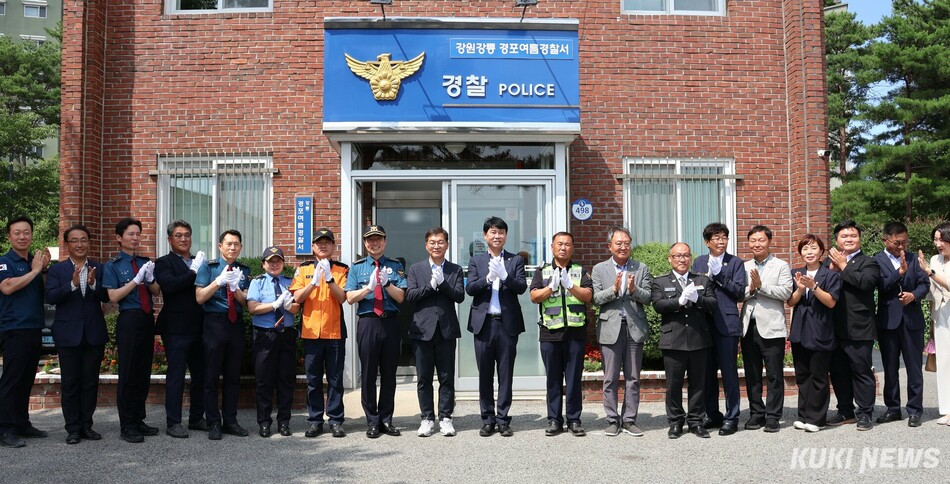 강릉시가 4일 오후 경포해수욕장 중앙광장에서 김중남 강릉시장을 비롯, 허병관 강릉시의장, 강릉시의원, 강릉경찰서장·강릉해양경찰서장·강릉소방서장, 지역 기관·단체장, 해수욕장 관계자, 시민·관광객 등 500여명이 참석한 가운데 ‘2026년 경포해수욕장 개장식’을 개최, 안전한 여름철 해수욕장 운영의 시작을 알렸다. 경포여름경찰서 개서식. 전인수 기자