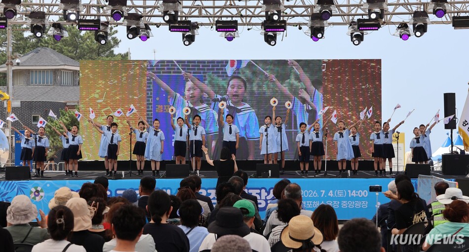 강릉시가 4일 오후 경포해수욕장 중앙광장에서 김중남 강릉시장을 비롯, 허병관 강릉시의장, 강릉시의원, 강릉경찰서장·강릉해양경찰서장·강릉소방서장, 지역 기관·단체장, 해수욕장 관계자, 시민·관광객 등 500여명이 참석한 가운데 ‘2026년 경포해수욕장 개장식’을 개최, 안전한 여름철 해수욕장 운영의 시작을 알렸다. 강릉엔젤스어린이합창단 축하공연 모습. 전인수 기자