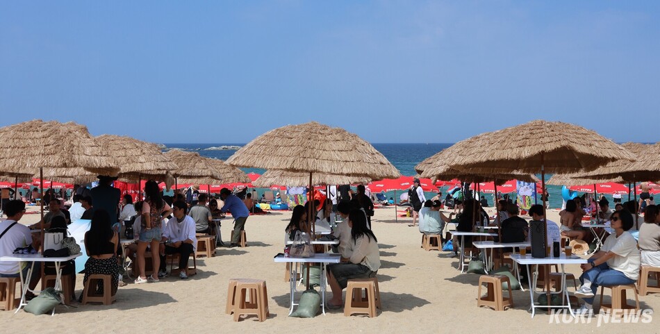 강릉시가 4일 오후 경포해수욕장 중앙광장에서 김중남 강릉시장을 비롯, 허병관 강릉시의장, 강릉시의원, 강릉경찰서장·강릉해양경찰서장·강릉소방서장, 지역 기관·단체장, 해수욕장 관계자, 시민·관광객 등 500여명이 참석한 가운데 ‘2026년 경포해수욕장 개장식’을 개최, 안전한 여름철 해수욕장 운영의 시작을 알렸다. 비치비어 페스티벌 모습. 전인수 기자