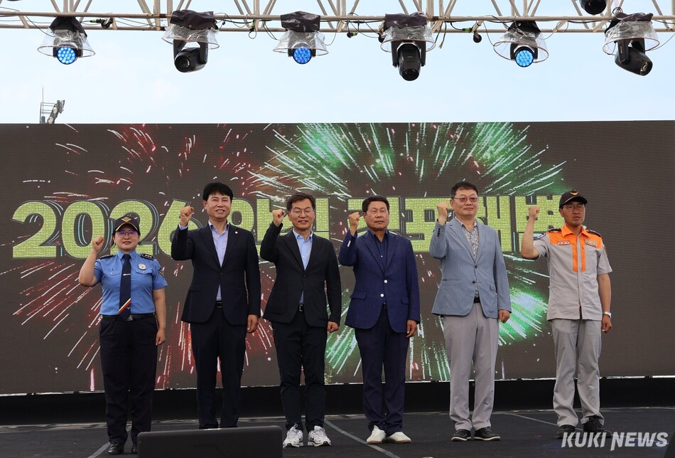 강릉시가 4일 오후 경포해수욕장 중앙광장에서 김중남 강릉시장을 비롯, 허병관 강릉시의장, 강릉시의원, 강릉경찰서장·강릉해양경찰서장·강릉소방서장, 지역 기관·단체장, 해수욕장 관계자, 시민·관광객 등 500여명이 참석한 가운데 ‘2026년 경포해수욕장 개장식’을 개최, 안전한 여름철 해수욕장 운영의 시작을 알렸다. 2026 안심 경포해변 3대 약속 선포식 모습. 전인수 기자