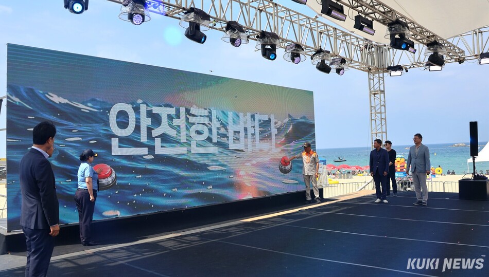 강릉시가 4일 오후 경포해수욕장 중앙광장에서 김중남 강릉시장을 비롯, 허병관 강릉시의장, 강릉시의원, 강릉경찰서장·강릉해양경찰서장·강릉소방서장, 지역 기관·단체장, 해수욕장 관계자, 시민·관광객 등 500여명이 참석한 가운데 ‘2026년 경포해수욕장 개장식’을 개최, 안전한 여름철 해수욕장 운영의 시작을 알렸다. 2026 안심 경포해변 3대 약속 선포식 모습. 전인수 기자