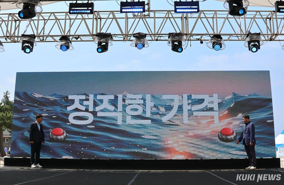 강릉시가 4일 오후 경포해수욕장 중앙광장에서 김중남 강릉시장을 비롯, 허병관 강릉시의장, 강릉시의원, 강릉경찰서장·강릉해양경찰서장·강릉소방서장, 지역 기관·단체장, 해수욕장 관계자, 시민·관광객 등 500여명이 참석한 가운데 ‘2026년 경포해수욕장 개장식’을 개최, 안전한 여름철 해수욕장 운영의 시작을 알렸다. 2026 안심 경포해변 3대 약속 선포식 모습. 전인수 기자